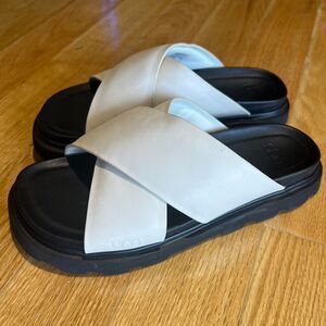 Ugg Capitelle Crossband SIZE 8 leather Women's White and Cream Sandals
